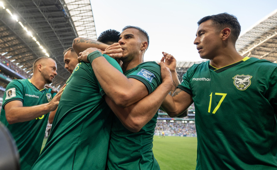 Jugadores de Bolivia celebran un gol este jueves, en un partido de repechaje para la Copa Mundial 2026 entre Bolivia y Surinam en el estadio BBVA en Monterrey (México).