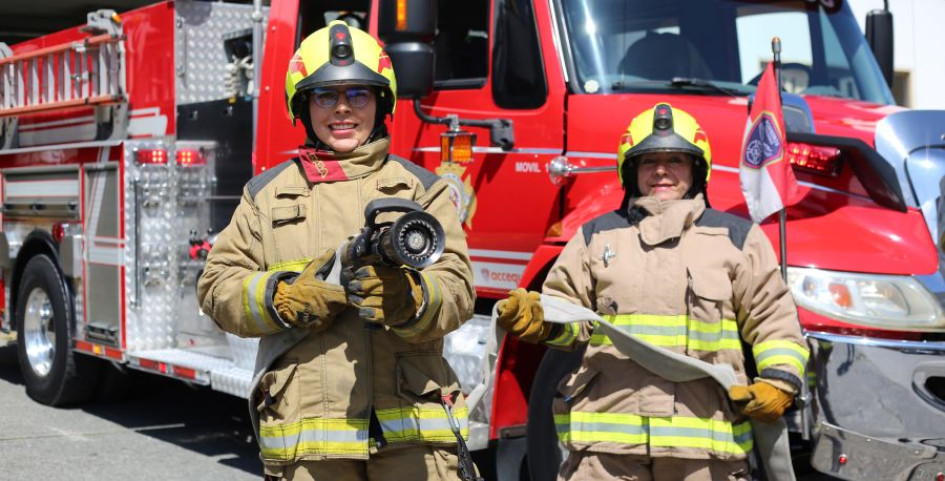 Érika María Rivera Correa y Eugenia Ramírez, integrantes del Cuerpo Oficial de Bomberos de Manizales, luciendo el traje para atender incendios en la ciudad.