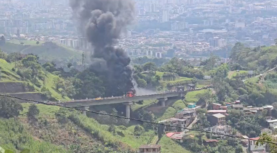 Un bus de servicio público se incendió, generando, al parecer, pérdida total del vehículo. 