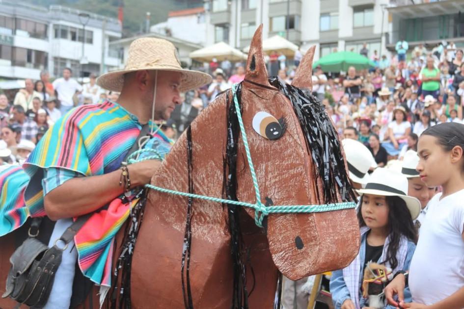 En el oriente de Caldas, un evento de caballitos de palo llevó sonrisas a niños y recordó a Yeison Jiménez.