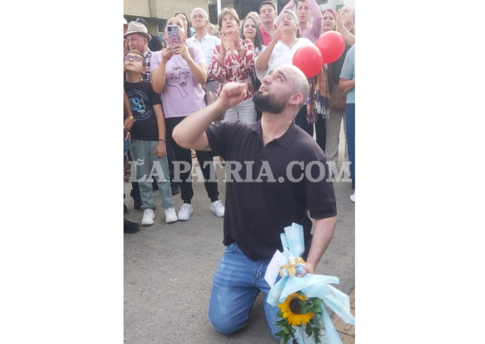 En medio del júbilo, amigos y familiares recibieron a Yónatan en Neira, tras 10 años encerrado de manera injusta.