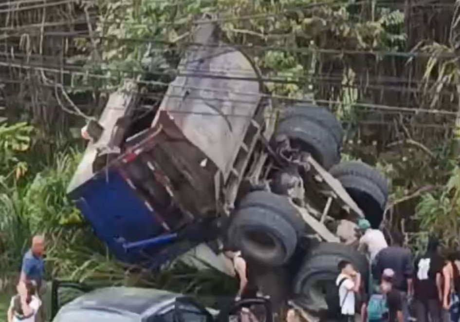 En la tarde del miércoles 4 de marzo, un carro recolector de basura sufrió fallas mecánicas y chocó contra dos carros particulares y un bus de servicio público 