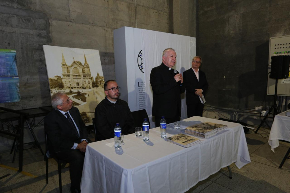 En la Catedral de Manizales se realiza la conmemoración de los 100 años del incendio de la antigua Catedral. El arzobispo de Manizales, José Miguel Gómez Rodríguez, se dirige a los asistentes.