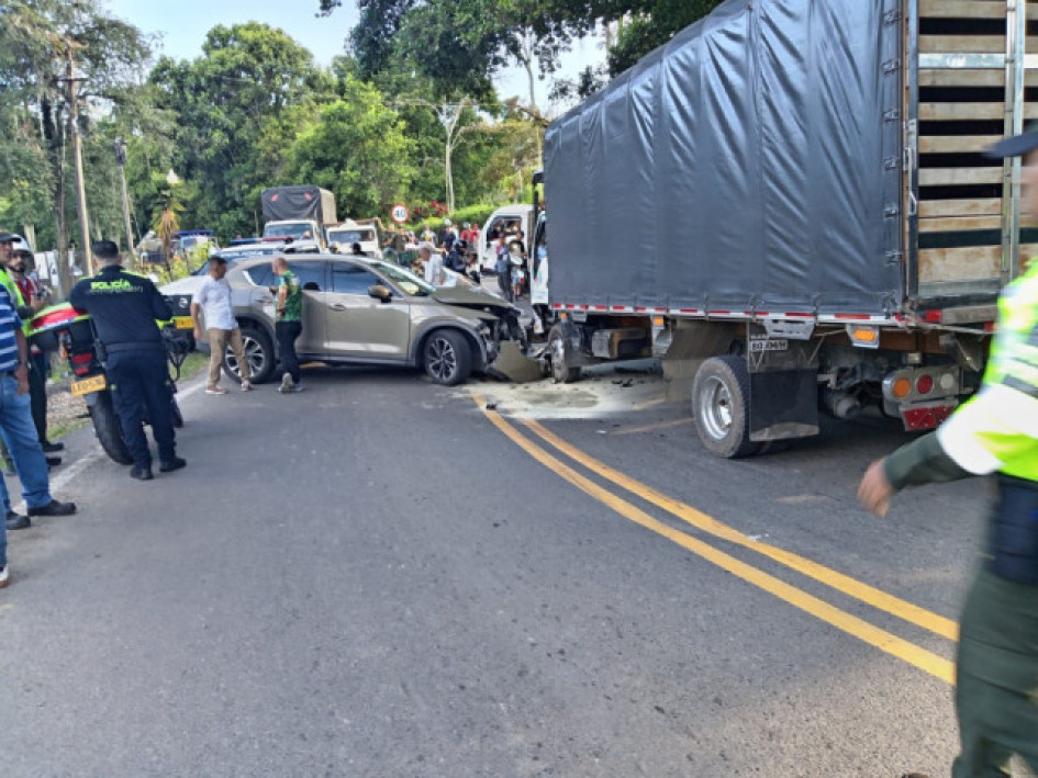 En el choque, en el que estuvieron involucrados tres vehículos, los conductores sufrieron lesiones.