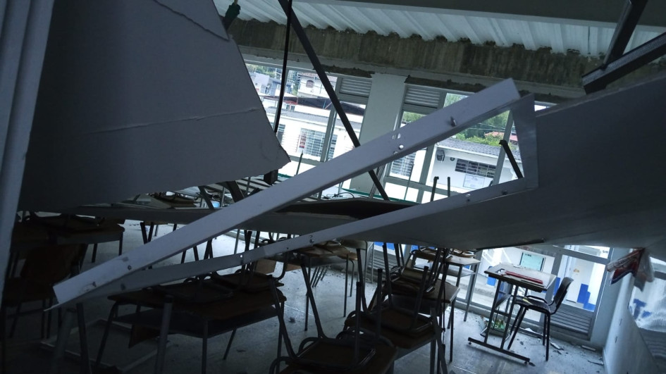 120 estudiantes, reubicados por cielorraso caído. La Alcaldía de Manizales evalúa la estructura del bloque de un colegio. El pasado domingo, una de esas estructuras colapsó e interrumpió la jornada electoral.