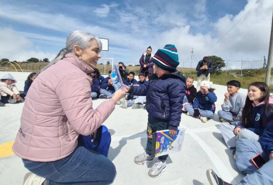 La primera Gestora de Manizales, María Juliana Londoño, concluyó la entrega de tres mil 200 paquetes escolares con la jornada de ayer en la escuela El Porvenir de la vereda El Desquite (3.600 m.s.n.m.). Allí repartieron 50 kits, de preescolar a décimo. También resaltaron las obras físicas en la sede.