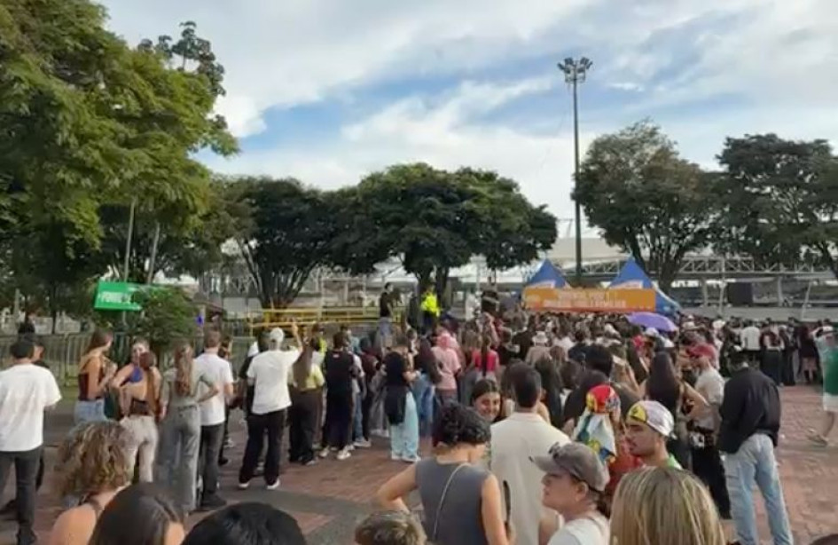 Como una experiencia traumática una asistente describió su experiencia para ingresar al estadio. 