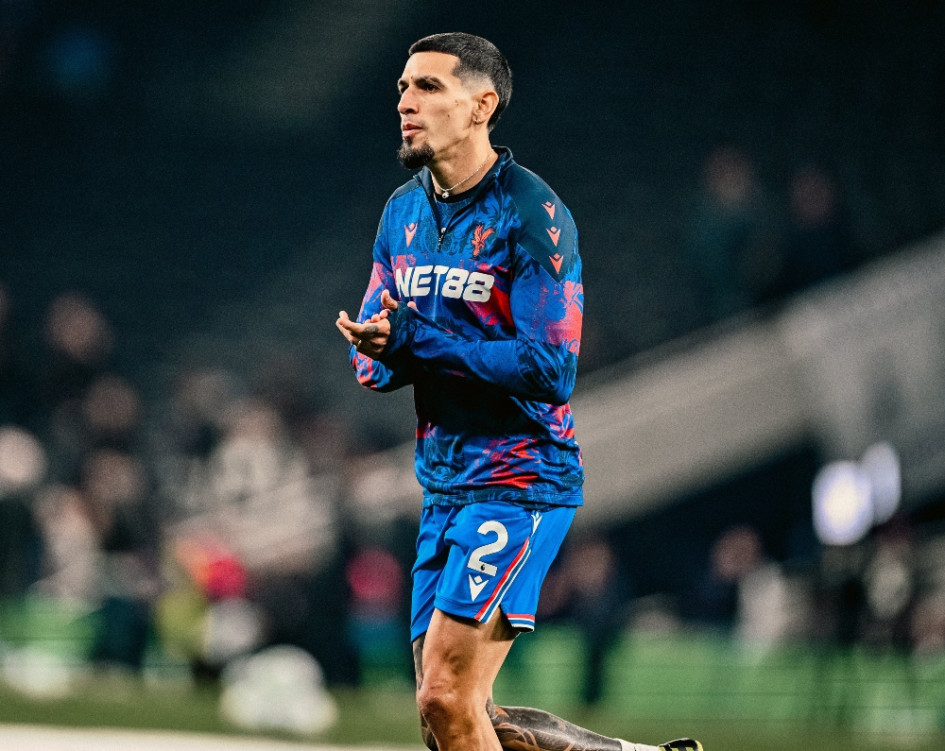 El colombiano Daniel Muñoz en el calentamiento del Crystal Palace antes de enfrentar al Tottenham Hotspur en la Premier League. 