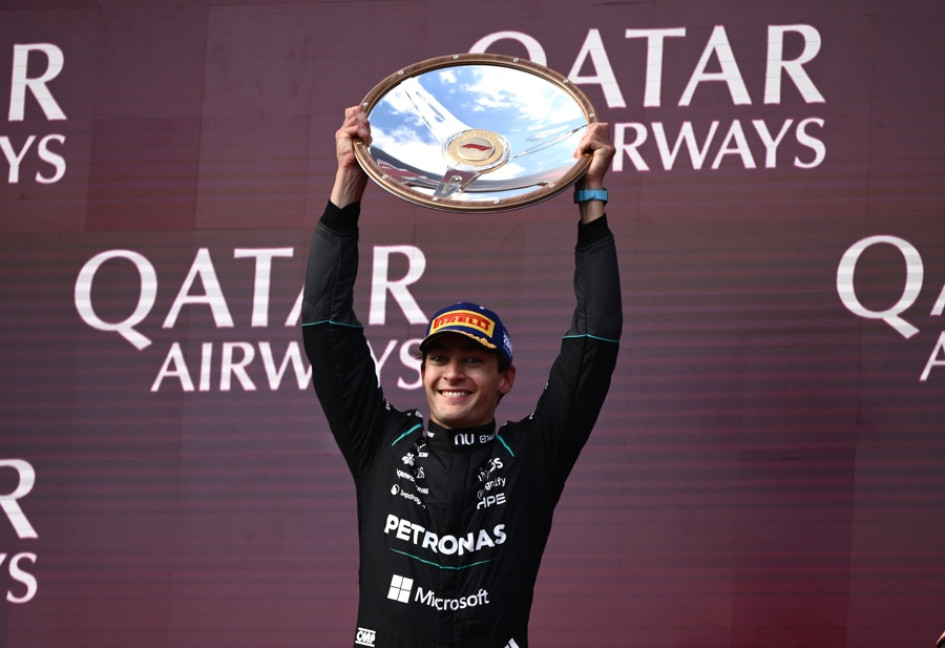 El piloto de Fórmula Uno de la escudería Mercedes-AMG PETRONAS George Russell celebra en el podio su victoria en el Gran Premio de Australia de Fórmula Uno disputado este domingo en el Circuito Albert Park de Melbourne. 