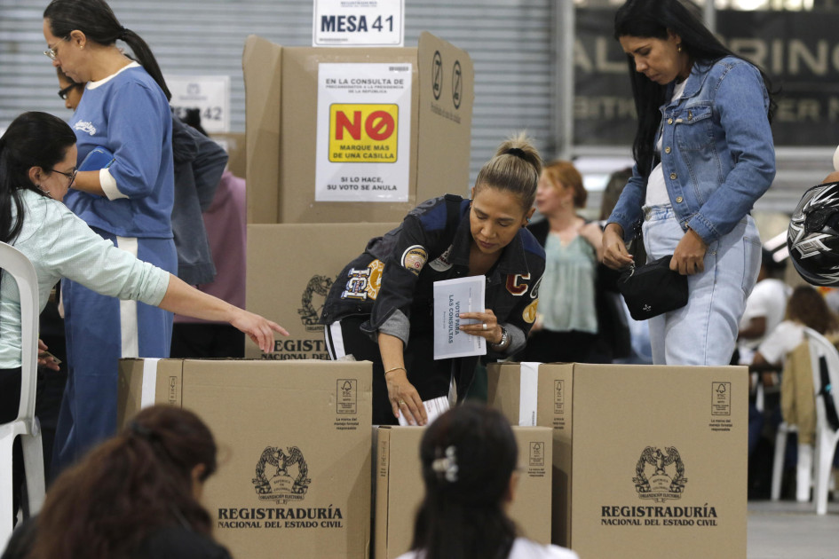 Las elecciones legislativas y las consultas interpartidistas a la Presidencia de Colombia se cumplieron el domingo. Fueron reelegidos dos congresistas, a quien la Corte Suprema de Justicia ordenó su detención.