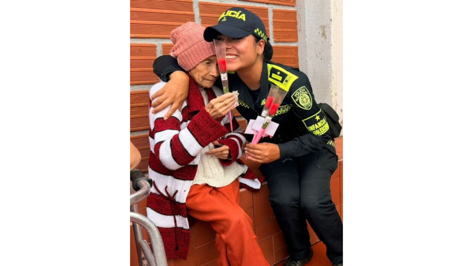 Los uniformados les llevaron flores y refrigerios, buscaron hacerlas sentir como las reinas de este lugar.