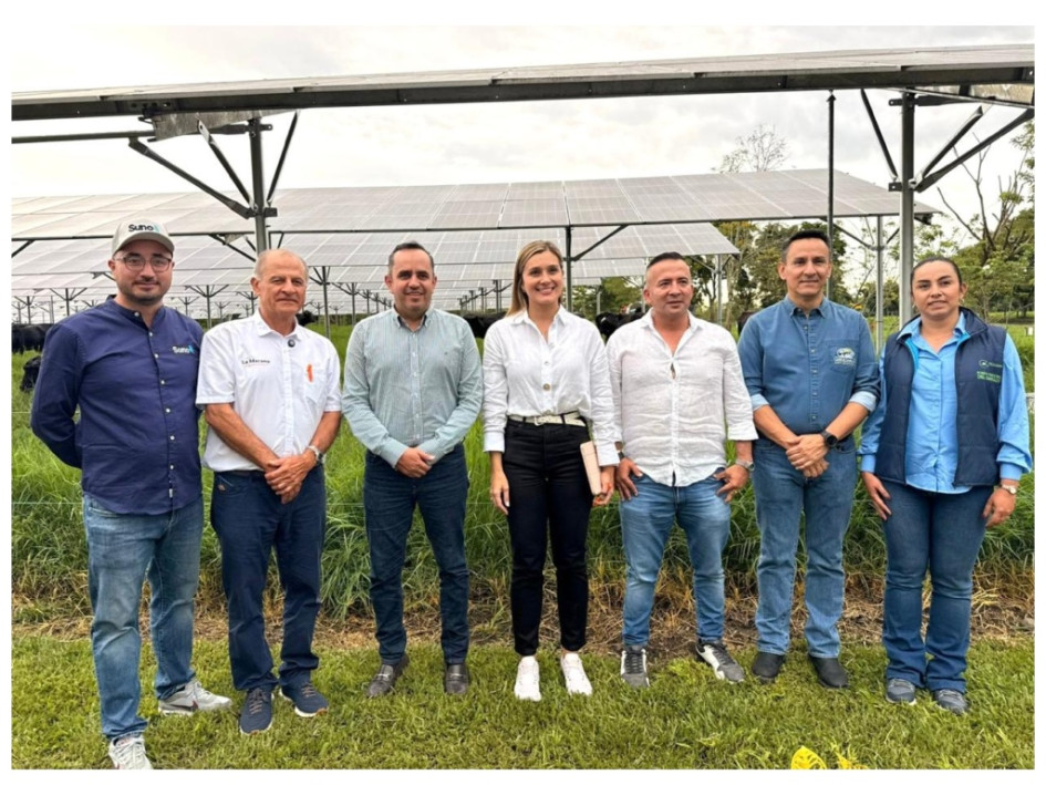 Autoridades y empresarios inauguraron un sistema de energía solar en una finca lechera de Armenia, proyecto que promueve la transición energética en el sector rural.