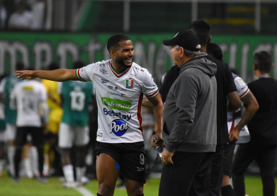 Hernán Darío Herrera, técnico del Once Caldas, le da una indicación a Felipe Gómez durante el partido que su equipo le ganó 2-0 al Deportivo Cali en Palmaseca.
