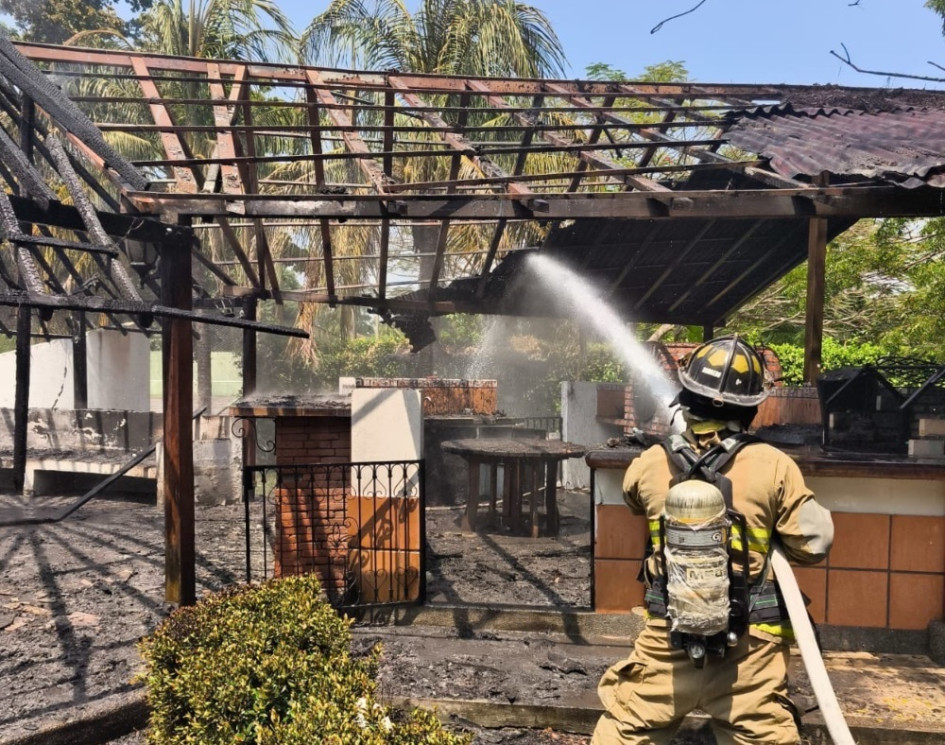 Este es el kiosko que se vio afectado en el incendio de este miércoles en La Dorada.