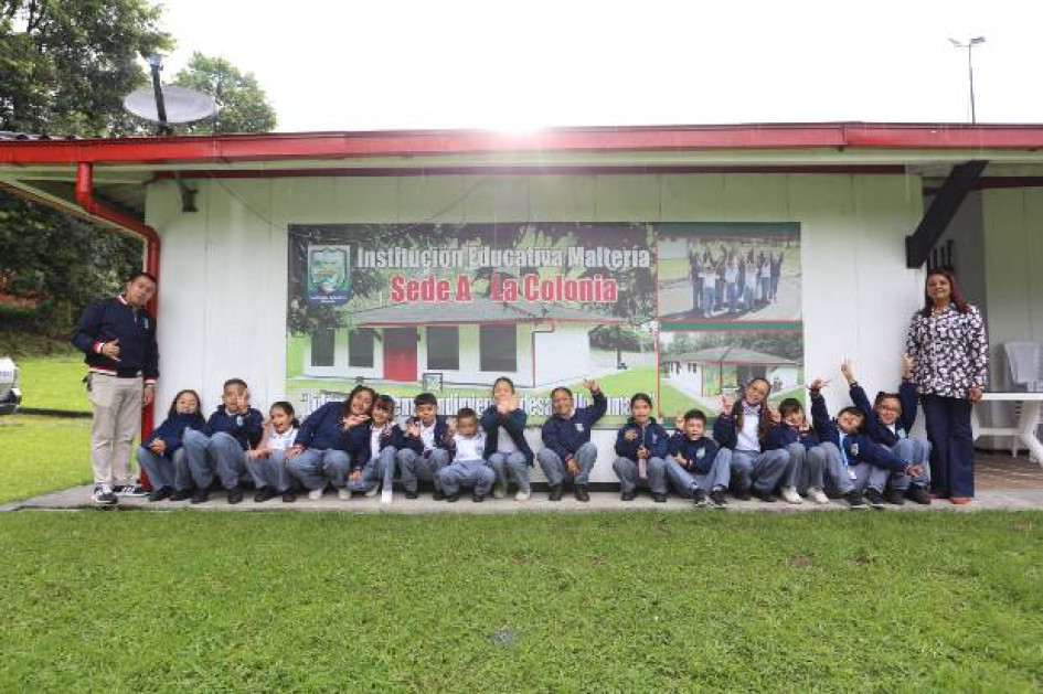 Fotos I Luis Fernando Trejos I LA PATRIA. La comunidad de la escuela La Colonia considera que es casi invisible a la ciudad. En la foto alumnos de la sede con el rector, Jeison Narín y la profesora, María Lucy Valencia.