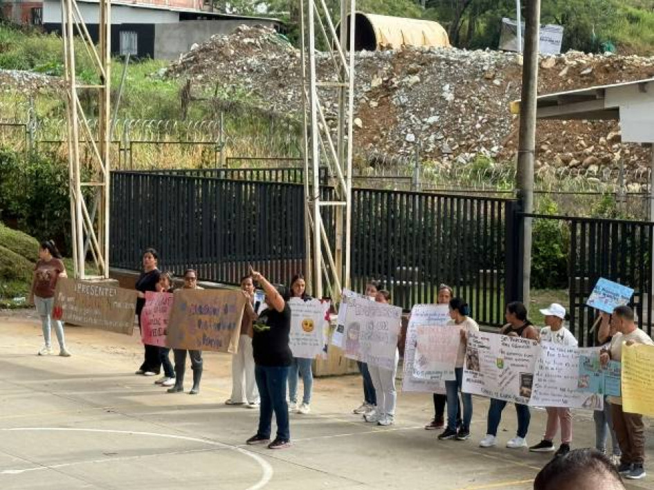 Foto I Cortesía para LA PATRIA  Comunidad de la Institución Educativa ha expresado que le faltan seis docentes, mientras la Secretaría de Educación asegura que son tres, luego de efectuar una verificación técnica.