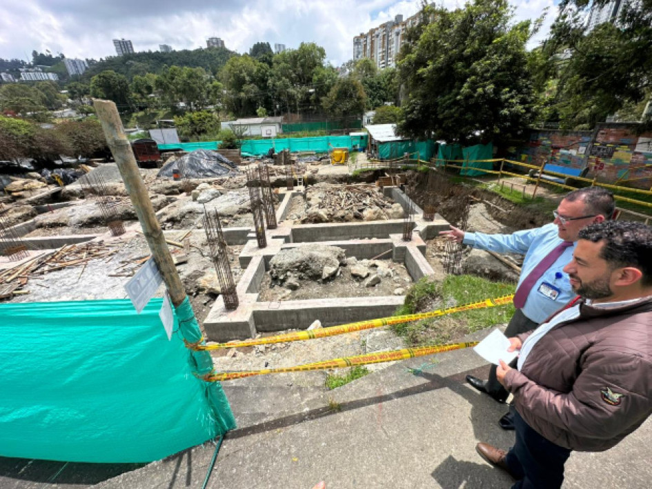 Foto I Cortesía Alcaldía I LA PATRIA  En el 10% van las obras para el colegio Mariscal Sucre, en el barrio La Toscana de Manizales. El secretario de Educación, Andrés Felipe Betancourt, y el rector, Óscar Iván Franco, pasan revista a los trabajos.