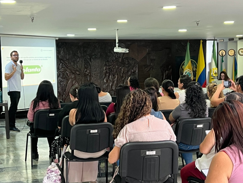 Emprendedoras del Quindío participaron en un taller de formalización empresarial como parte de la Ruta de Emprendimiento para la Mujer.