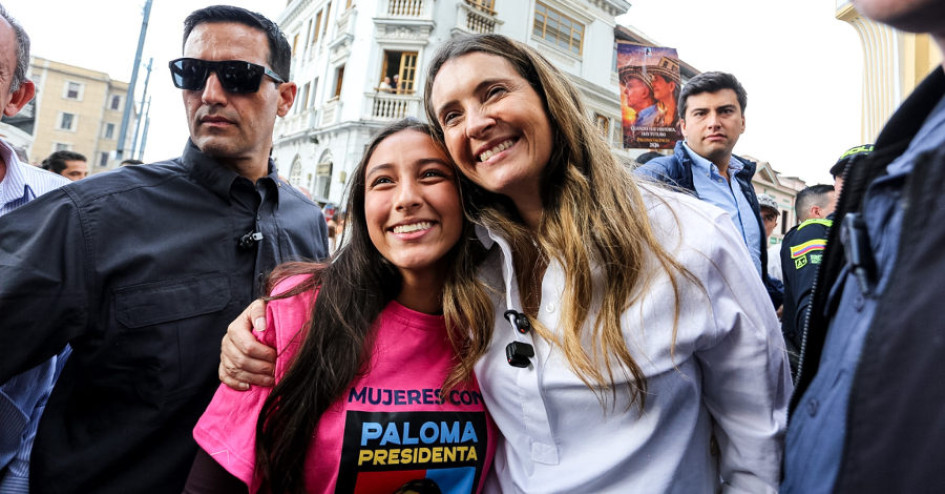 Mujeres portaron camisetas alusivas a la candidata y una de ellas logró foto con Paloma Valencia.