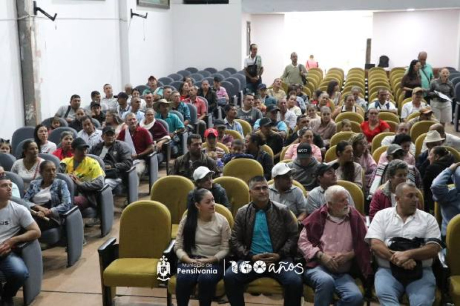 Fotos I Facebook alcaldías I LA PATRIA  Dos municipios de Calda avanzan en proyectos como el de estufas ecoeficientes y sembrado de red para llevar gas a las casas.