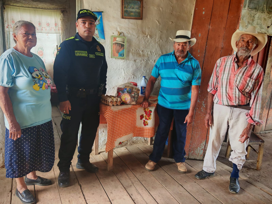 Los policías reunieron recursos para brindarles un mercado a los adultos mayores.
