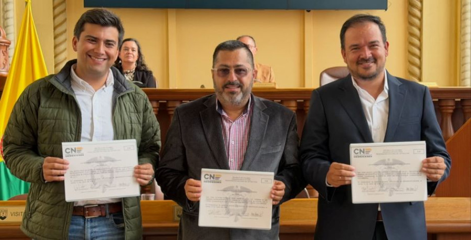 Mateo Hidalgo Montoya, José Octavio Cardona León y Juan Manuel Londoño Jaramillo, con sus respectivas credenciales como representantes a la Cámara electos por Caldas. 