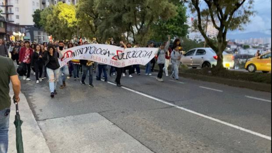 Foto I LA PATRIA   Una marcha desde la sede central de la Universidad de Caldas pasando por la avenida Santander, Centro  Bellas Artes, en Manizales, protagonizan estudiantes y docentes ocasionales con el propósito de  exigir puntos sobre el actual proceso de formalización de profesores. 