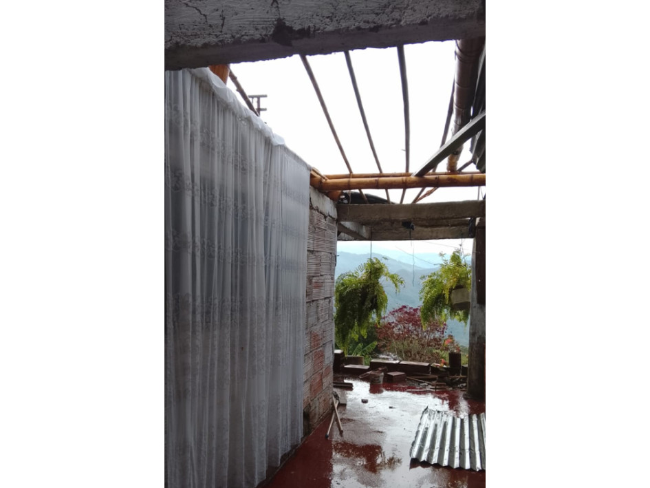 La familia perdió sus enseres y cultivos, tras el vendaval del pasado viernes.