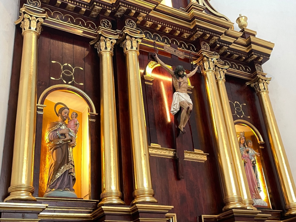 Así luce en todo su esplendor el retablo del templo Nuestra Señora del Rosario de Aranzazu, después de su restauración.