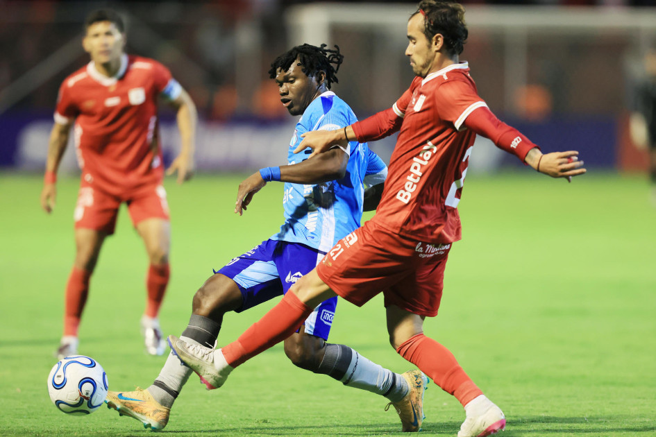 Una masiva presencia de hinchas del América de Cali acompañó al equipo en el estadio Bellavista durante el empate 1-1 ante Macará por la primera fecha de la Copa Sudamericana este jueves (9 de abril).