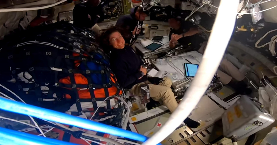 La nave Orión de Artemis II restableció comunicación con el centro de control de la NASA en Houston (Texas) a las 6:24 p. m. hora Colombia, tras pasar 40 minutos mientras sobrevolaba la cara oculta de la Luna. 