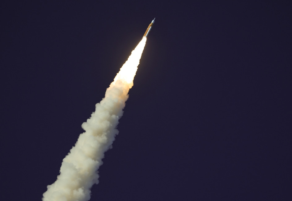 El cohete Space Launch System (SLS) que transportaba la cápsula Orion para la misión Artemis II está en vuelo tras un lanzamiento exitoso desde la plataforma de lanzamiento 39B en el Centro Espacial Kennedy en Titusville, Florida, EE. UU., el 1 de abril de 2026.