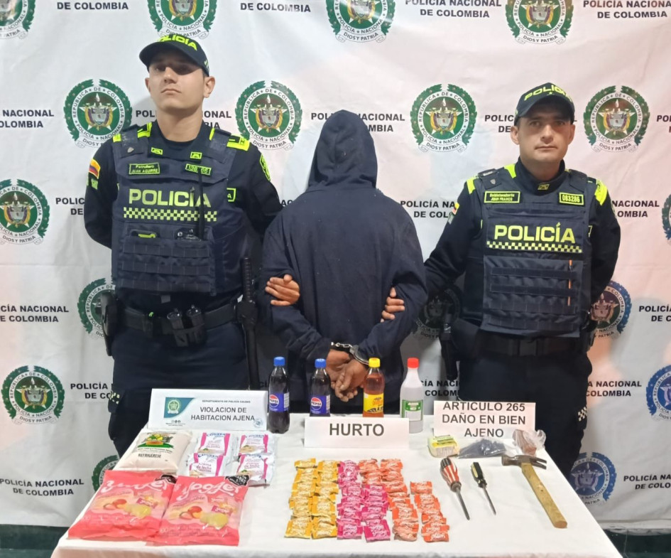Fotos| Policía| LA PATRIA  Gracias a la reacción oportuna, los uniformados lograron la interceptación y captura en flagrancia del hombre, a quien le hallaron varios elementos comestibles y bebidas.