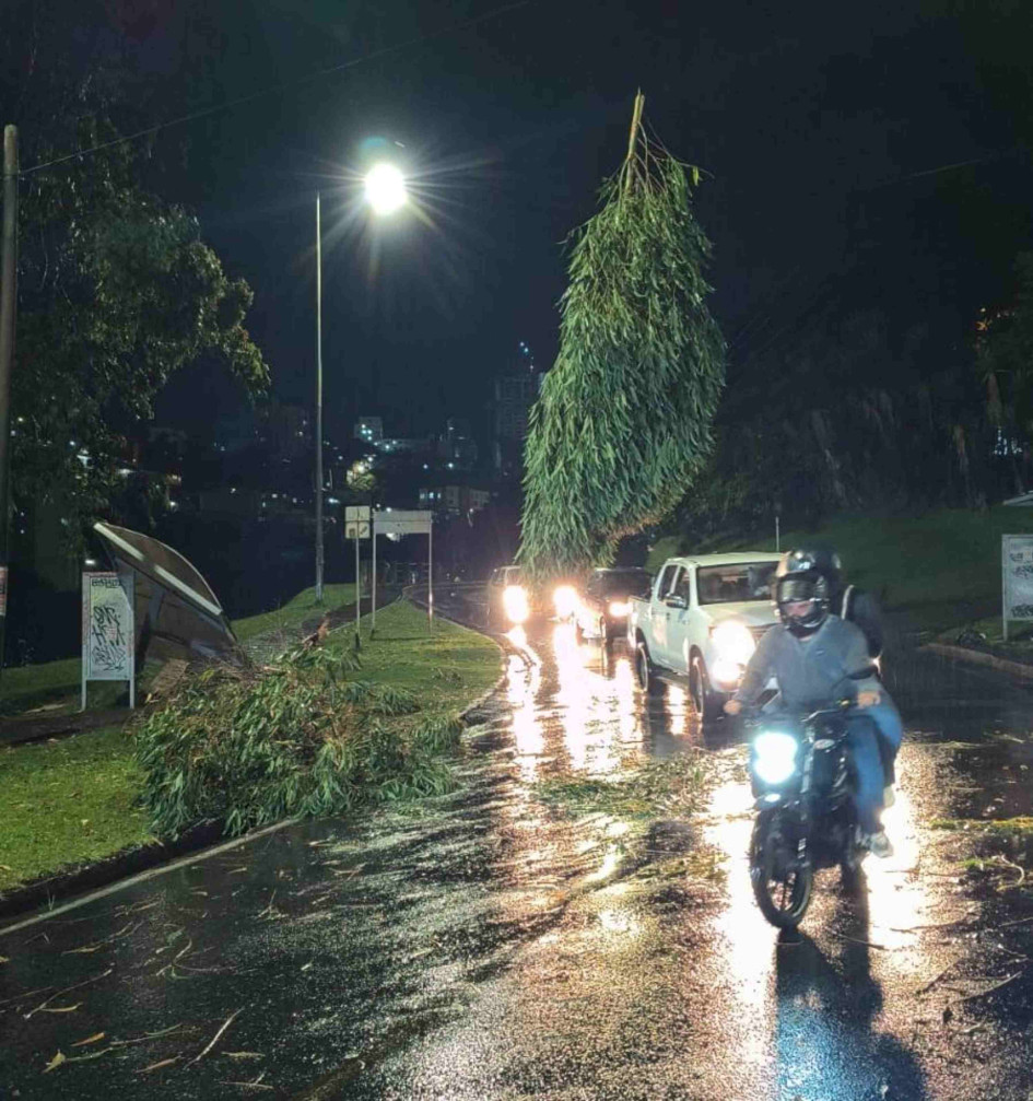 El aguacero del vienes por la noche dejó afectaciones en la ciudad