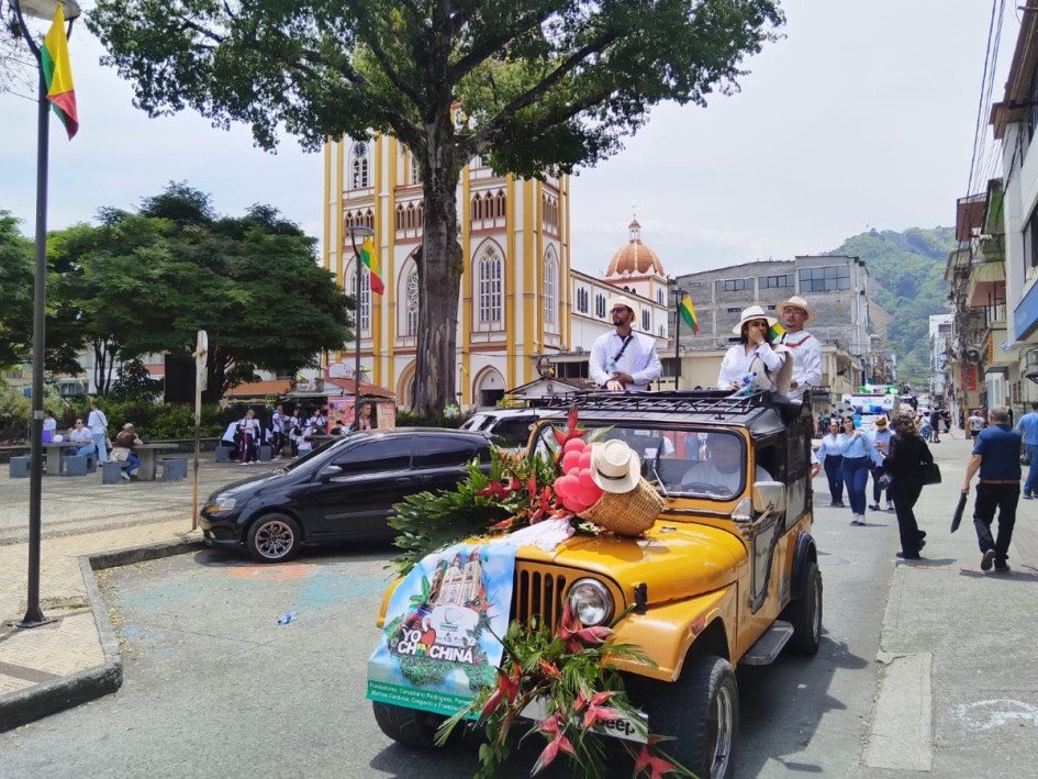 Los emblemáticos jeeps, cargados de identidad cafetera, fueron el alma del desfile por los 169 años de Chinchiná.