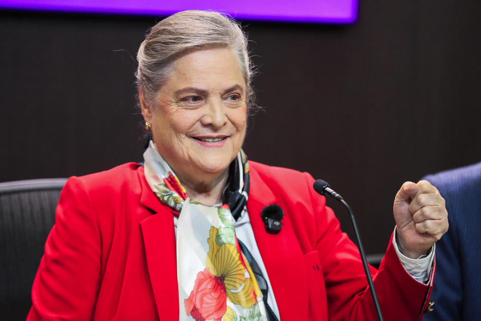 La exalcadesa de Bogotá Clara López reacciona durante una rueda de prensa este miércoles, en Bogotá (Colombia). Clara López renunció a su candidatura presidencial para apoyar la del senador Iván Cepeda, aspirante por el partido de izquierda Pacto Histórico, en las elecciones colombianas que se celebrarán el próximo 31 de mayo.