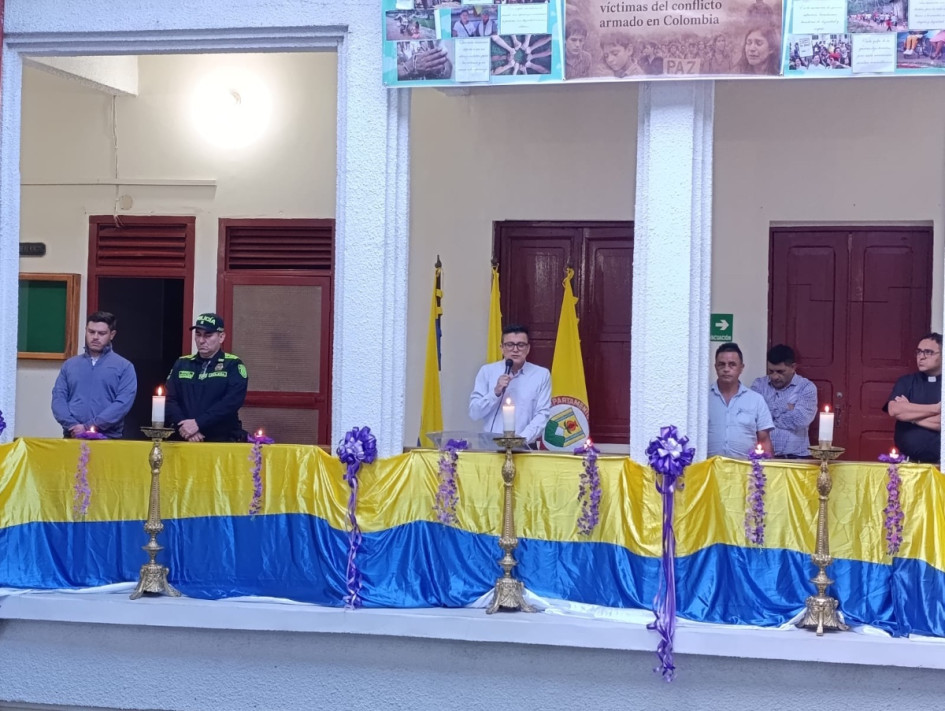 Con velas encendidas y un minuto de silencio, Aguadas rindió homenaje a las víctimas del conflicto armado. 