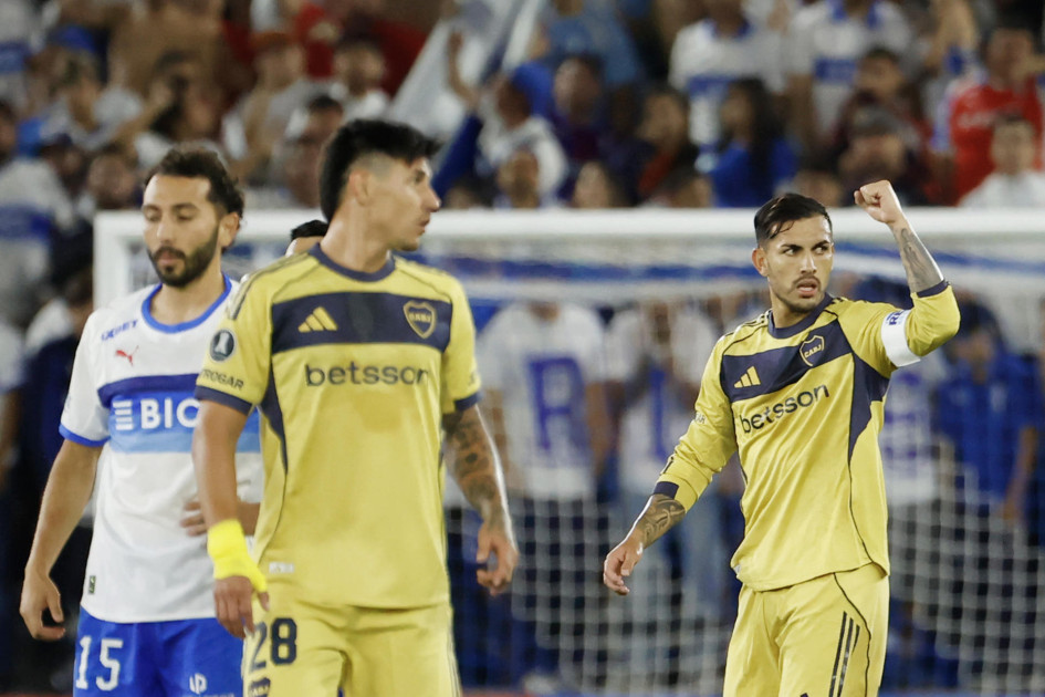 Leandro Paredes (d) de Boca celebra un gol este martes, en un partido de la Copa Libertadores entre Universidad Católica y Boca Juniors en el estadio Claro Arena en Santiago (Chile).