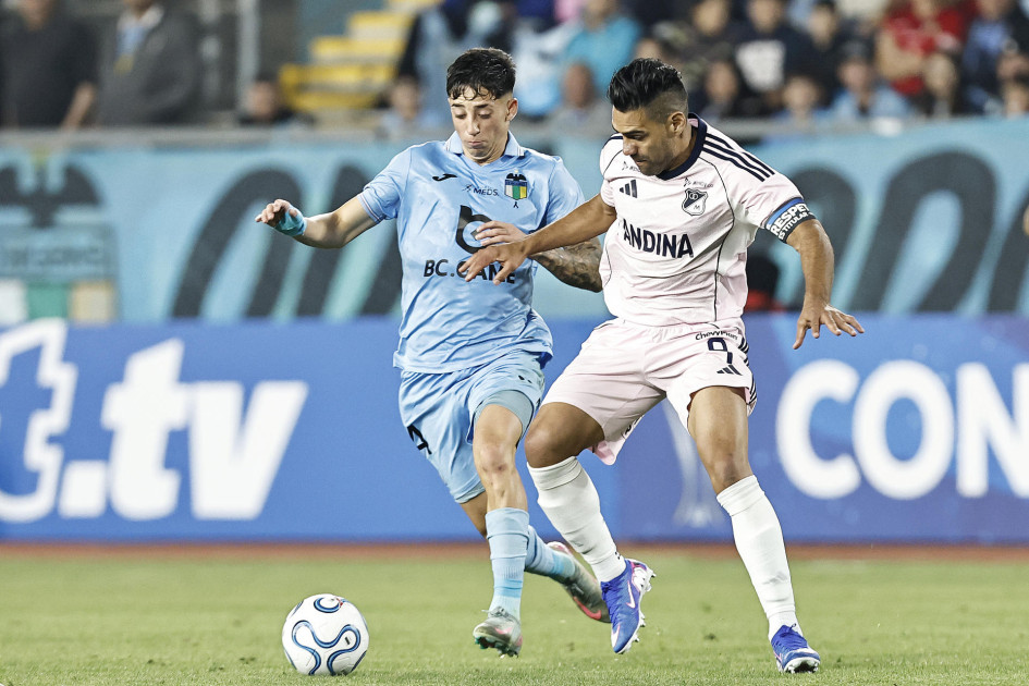 Felipe Faúndez (i) de O'Higgins disputa un balón con Radamel Falcao (d) de Millonarios este martes, durante un partido de la Copa Sudamericana entre O'Higgins y Millonarios en el estadio Codelco El Teniente, en Rancagua (Chile).