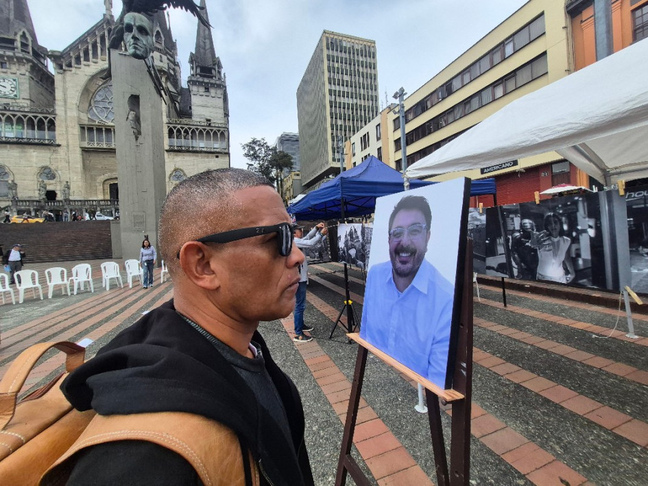 Se instalaron atriles conmemorativos con los nombres de educadores víctimas del conflicto armado