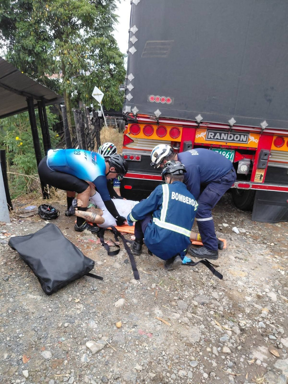 Fotos| Bomberos | LA PATRIA Bomberos atendió la emergencia que terminó con un ciclista en delicado estado de salud.