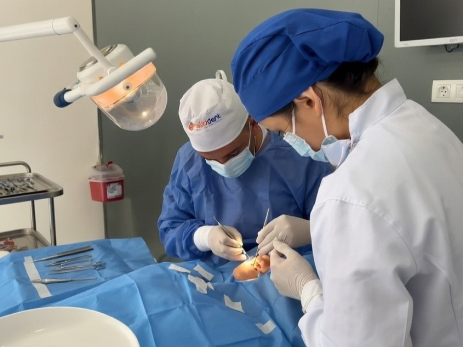 Cada procedimiento, desde la odontología general hasta la alta complejidad, se realiza bajo protocolos que priorizan al paciente con sus particularidades.