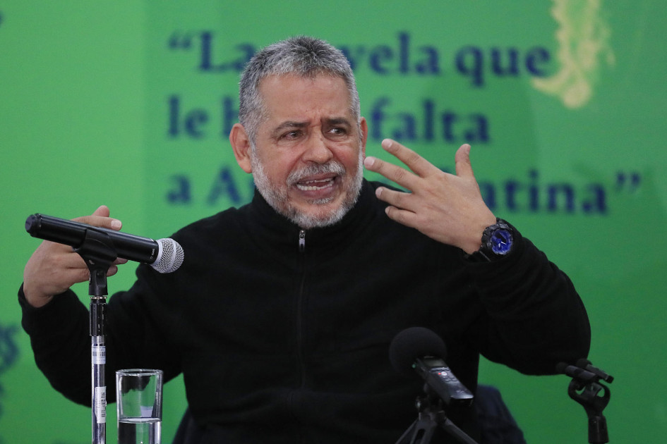 El escritor colombiano Mario Mendoza habla durante una rueda de prensa este jueves, en Bogotá (Colombia). Mario Mendoza realizó el lanzamiento de su más reciente novela ‘La hora de los lobos’ de la mano de Editorial Planeta.