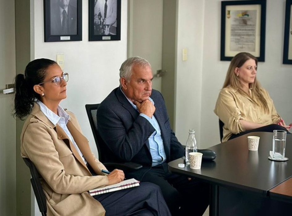De izquierda a derecha: Lina María Ramírez, nueva directora ejecutiva de la Cruz Roja Colombiana - Seccional Caldas; Darío Gómez, presidente de la junta; y Sharim Toro Velásquez, como directora de Desarrollo Social y Humanitario.