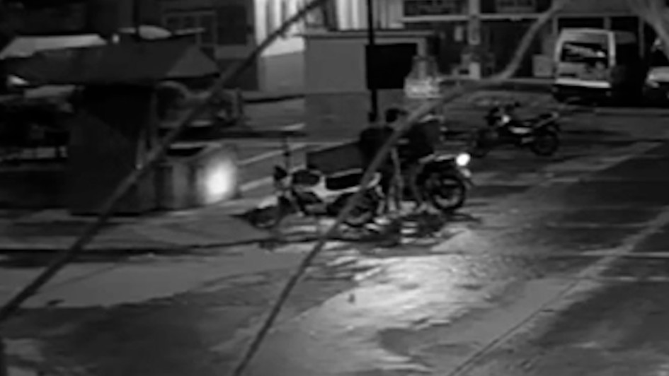 Fotos| Policía| LA PATRIA  El hecho quedó registrado en varias cámaras de seguridad del municipio, donde se observa cómo el asaltante, en compañía de otros dos sujetos, hurta el automotor y los tres huyen del lugar a bordo del mismo.