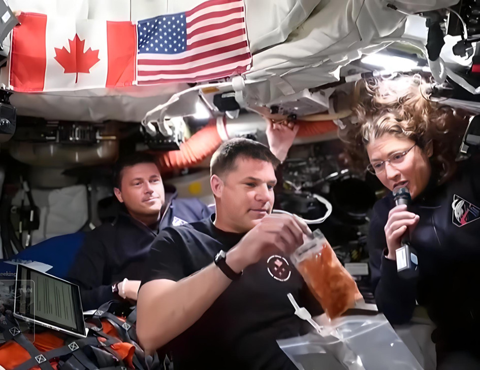 Los astronautas Reid Wiseman, Jeremy Hansen y Christina Koch muestran los alimentos que consumen a bordo de la nave Orion. Las demostraciones de qué comen y cómo preparan sus comidas se han convertido en uno de los momentos icónicos de la misión lunar Artemis II.