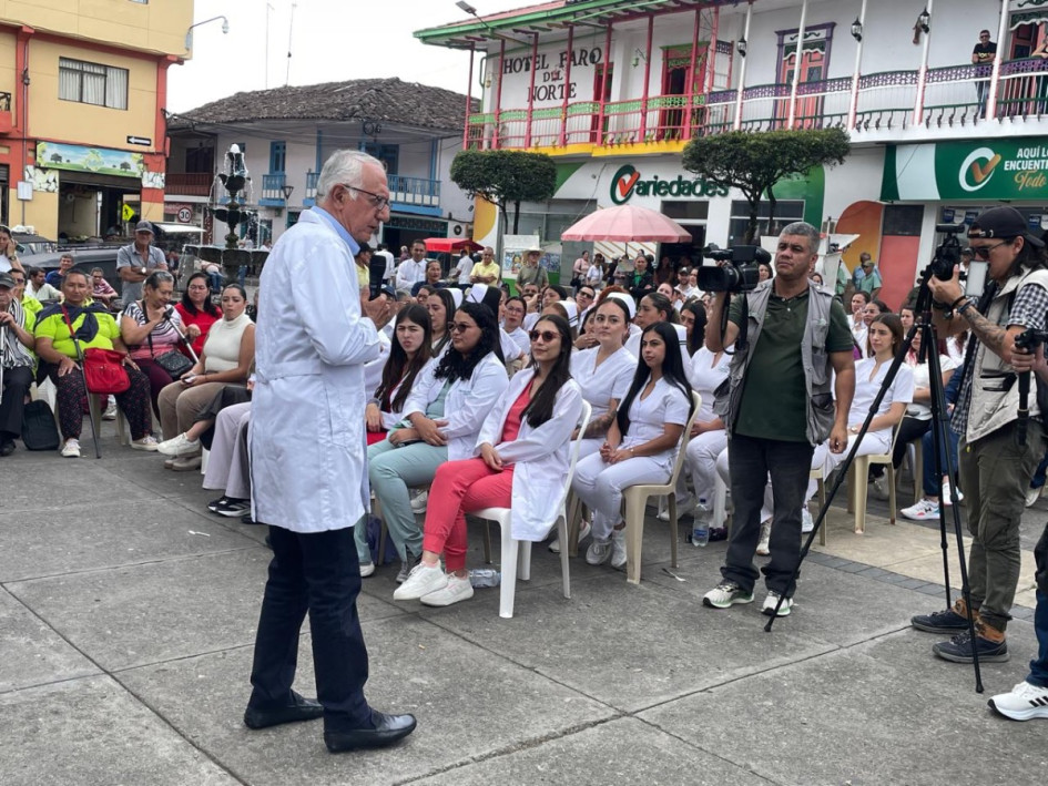 El ministro de Salud, Guillermo Afonso Jaramillo, compartió con la comunidad de Aranzazu, realizó un recorrido por el actual hospital e hizo entrega de una ambulancia equipada con última tecnología. Además, informó sobre las inversiones en salud que se realizarán en el municipio.
