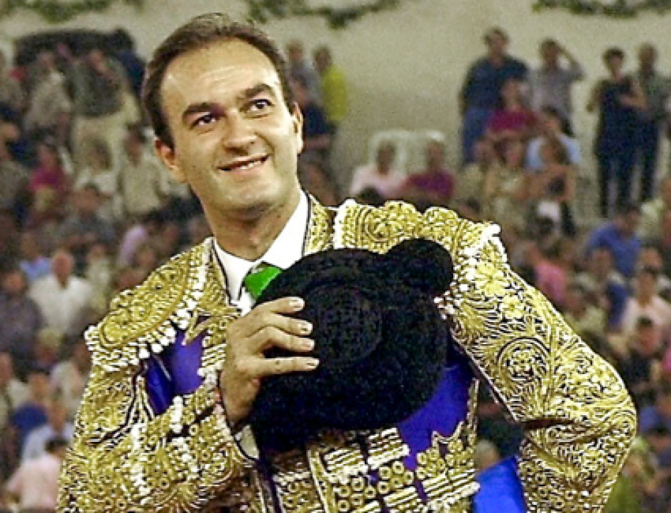Imagen de archivo del 19 de agosto del 2000 del extorero español Ricardo Ortiz, que trabajaba en la plaza de toros de La Malagueta, en Málaga, y ha fallecido este Viernes Santo al ser embestido por un toro en los corrales del coso, suceso que investiga la Policía Nacional como accidente laboral.