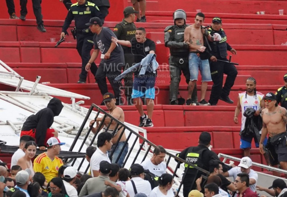 La pelea en las gradas. Arriba, a la derecha, un hincha del Once Caldas herido y otro armado; abajo, a la izquierda, hinchas del Pereira derribando las vallas. El clásico terminó mal en Yopal.
