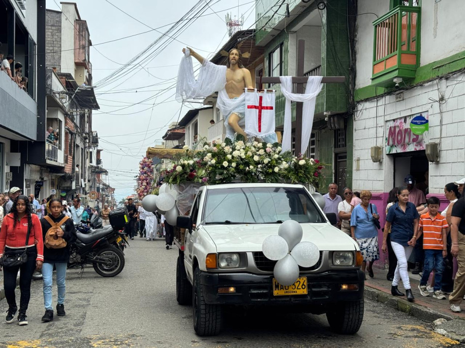 Procesión del Resucitado en la parroquia Nuestra Señora del Carmen de Anserma (Caldas).